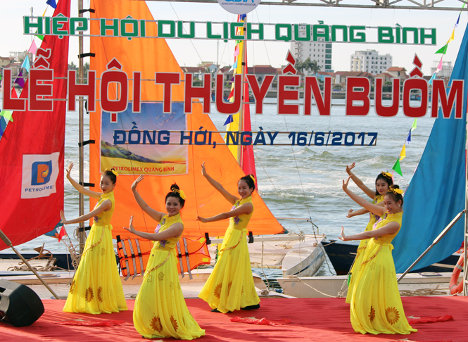 Chương trình văn nghệ khai mạc Lễ hội thuyền buồm Quảng Bình 2017.