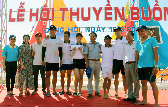 Đại diện lãnh đạo Hiệp hội Du lịch Quảng Bình trao giải cho các đội nhất, nhì, ba.