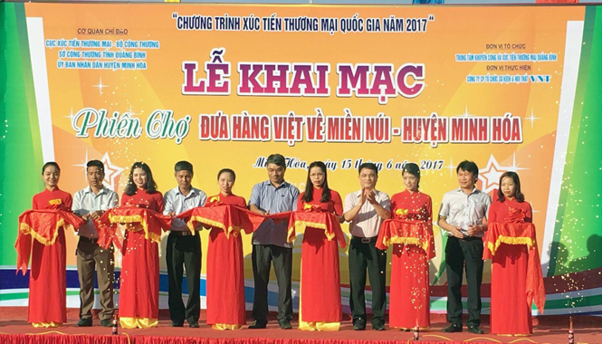 Cắt băng khai mạc phiên chợ đưa hàng Việt về miền núi-huyện Minh Hóa
