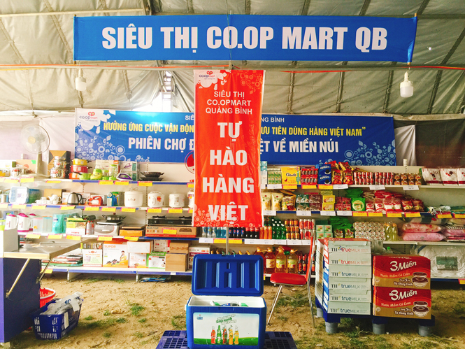 Gian hàng thực phẩm, đồ gia dụng của Siêu thị Co.op mart Quảng Bình tại phiên chợ.