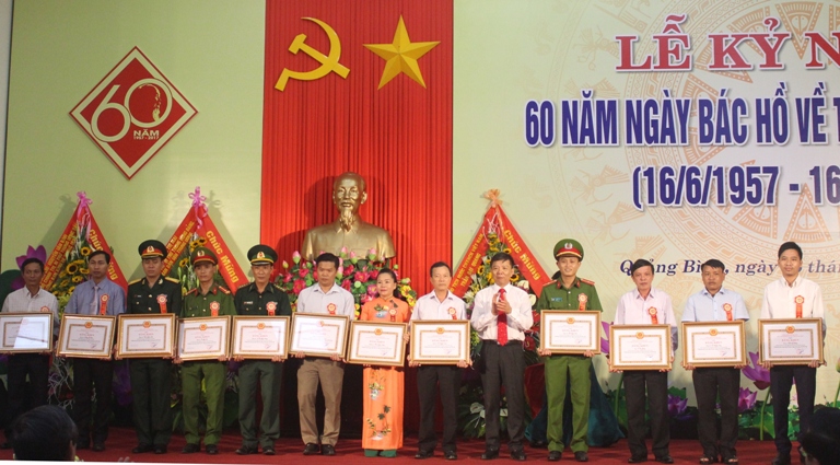  Đồng chí Chủ tịch UBND tỉnh Nguyễn Hữu Hoài trao Bằng khen của Ban Thường vụ Tỉnh uỷ cho các cá nhân.