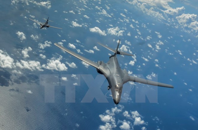 Máy bay B-1B của Mỹ bay huấn luyện từ căn cứ không quân Andersen ở Guam qua Biển Đông ngày 8-6. (Nguồn: EPA/TTXVN)