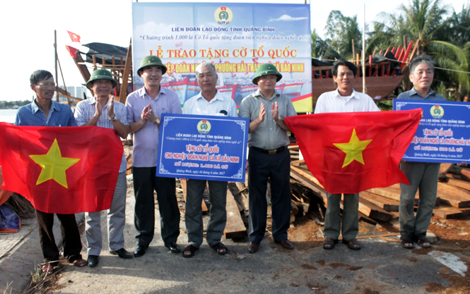  Đồng chí Lê Minh Ngân, Tỉnh ủy viên, Phó Chủ tịch UBND tỉnh cùng lãnh đạo LĐLĐ tỉnh trao cờ cho 2 nghiệp đoàn nghề cá xã Bảo Ninh và phường Hải Thành
