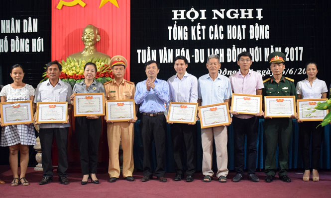 Đồng chí Hoàng Đình Thắng, Chủ tịch UBND TP. Đồng Hới khen thưởng cho các cá nhân có thành tích xuất sắc trong công tác tổ chức Tuần Văn hóa - Du lịch Đồng Hới năm 2017.