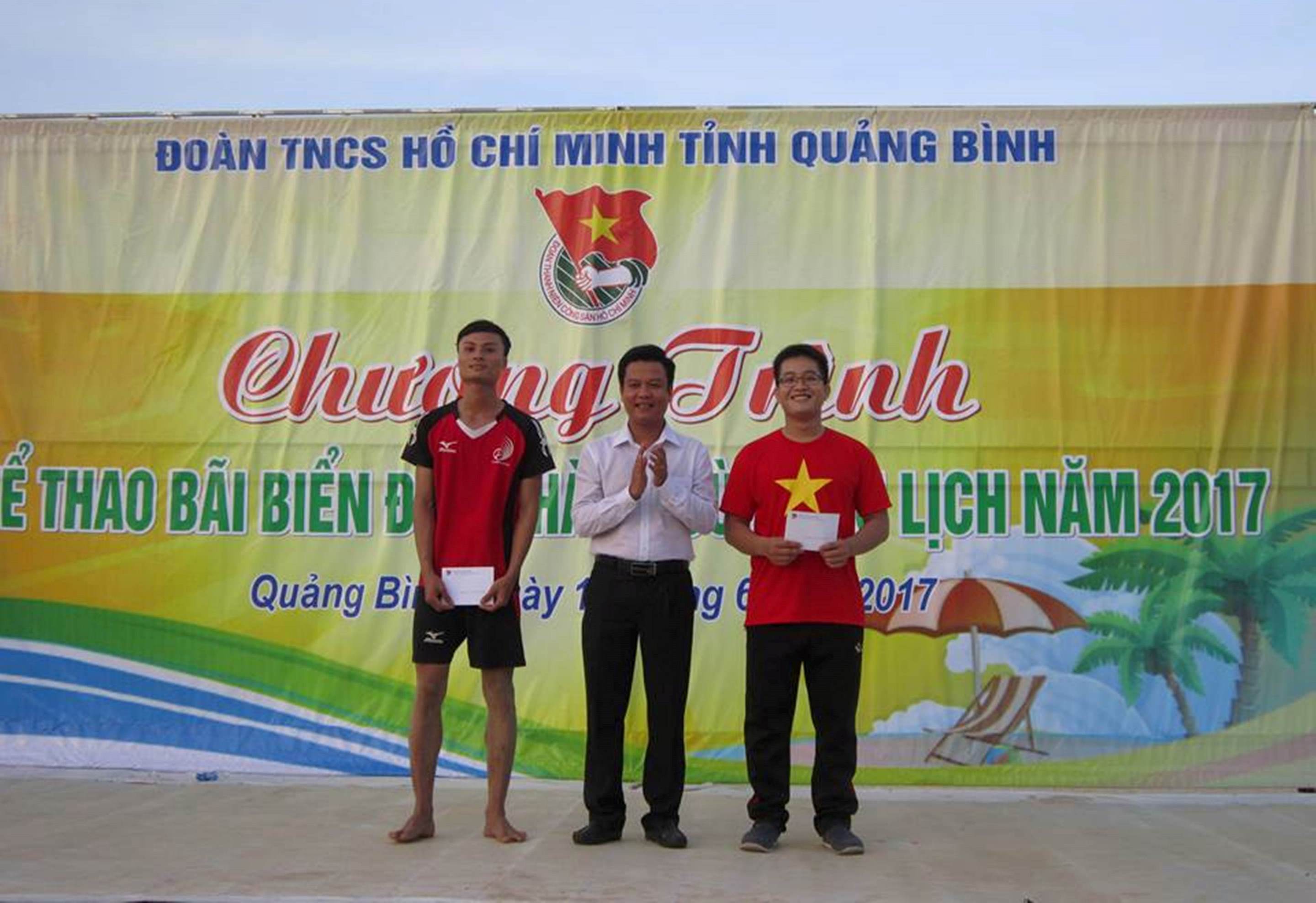 Đồng chí Trần Quốc Tuấn, Bí thư Tỉnh Đoàn trao giải cho các đội thi.