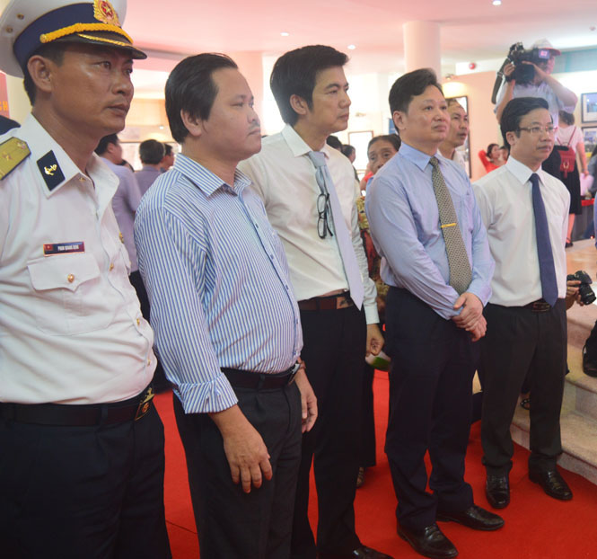 Các đồng chí lãnh đạo nghe thuyết trình về Thư tịch cổ Việt Nam tại triễn lãm.
