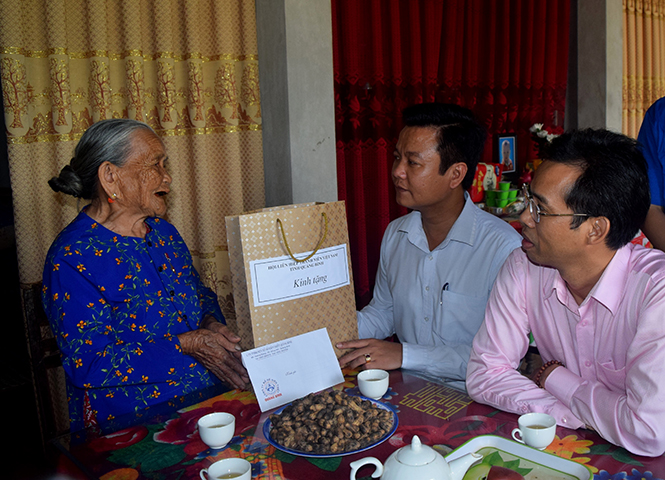 Hội LHTN Việt Nam tỉnh đến thăm, hỏi và trao quà cho các mẹ Việt Nam anh hùng trên địa bàn huyện Lệ Thủy.
