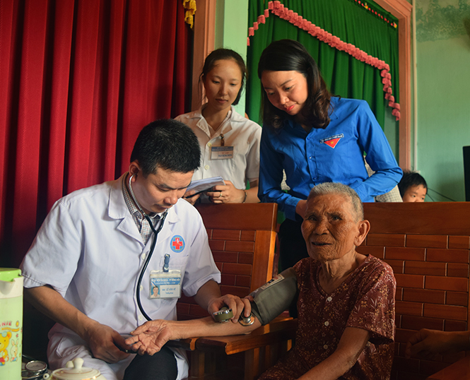 Các y, bác sỹ khám và tư vấn sức khỏe cho các thương bệnh binh, gia đình chính sách ở xã Lộc Thủy.