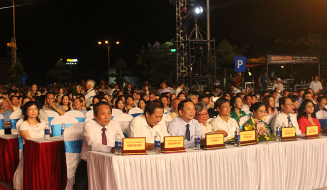 Các đồng chí lãnh đạo tỉnh tham dự chương trình nghệ thuật Khai mạc Lễ hội Hang động Quảng Bình năm 2017.