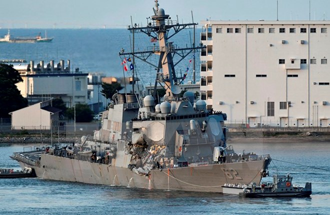 Chiếc tàu USS Fitzgerald bị hư hỏng sau vụ va chạm được đưa về cảng ở Yokosuka, Nhật Bản ngày 18-6. (Nguồn: EPA/TTXVN)
