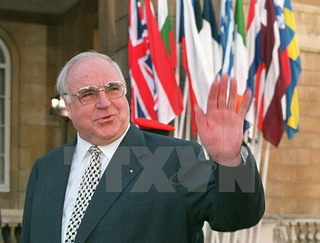Ông Helmut Kohl tới dự hội nghị Liên minh châu Âu ở Lancaster House, London, Anh, ngày 12-3-1998. (Nguồn: AFP/TTXVN)