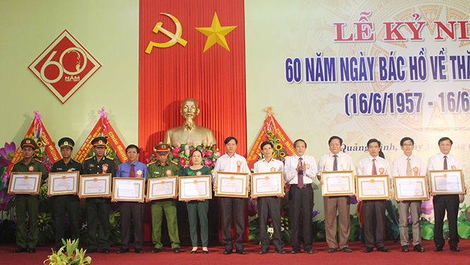Đồng chí Bí thư Tỉnh uỷ Hoàng Đăng Quang trao bằng khen của Ban Thường vụ Tỉnh uỷ cho các tập thể có thành tích xuất sắc.