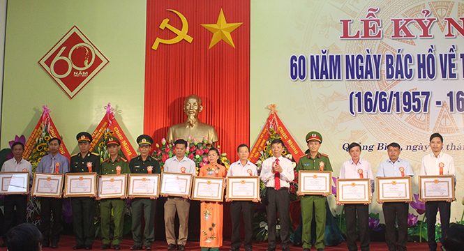 Đồng chí Phó Bí thư Tỉnh ủy, Chủ tịch UBND tỉnh Nguyễn Hữu Hoài trao bằng khen  của Ban Thường vụ Tỉnh uỷ cho các cá nhân có thành tích xuất sắc.