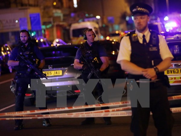 Cảnh sát Anh phong tỏa hiện trường vụ xe tải lao vào đám đông gần công viên Finsbury ngày 19-6. (Nguồn: AFP/TTXVN)