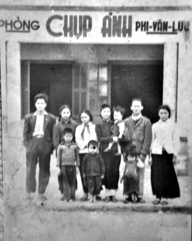 Đại gia đình nhà nhiếp ảnh Phí Văn Lưu trước năm 1957.