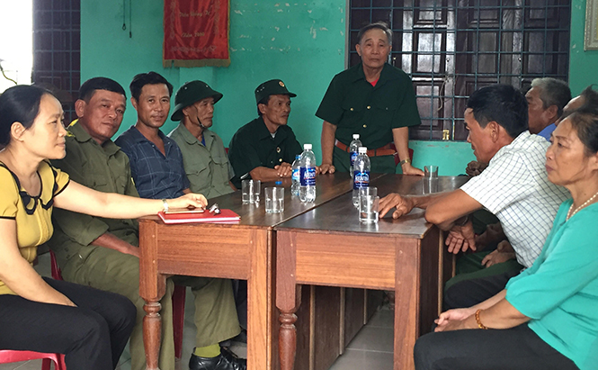 Các thành viên của Tổ xung kích tự quản về ANTT ở thôn Đồng Tư (xã Hiền Ninh) họp bàn kế hoạch hoạt động.
