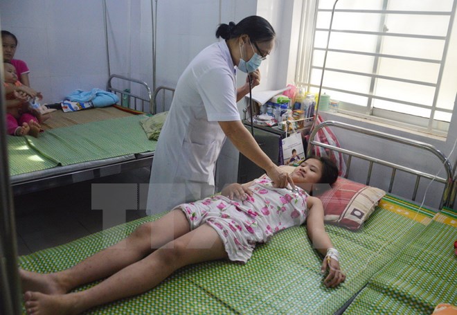 Khám cho bệnh nhân mắc sốt xuất huyết tại Bệnh viện Phụ sản –Nhi Đà Nẵng. (Ảnh: Đinh Văn Nhiều/TTXVN)