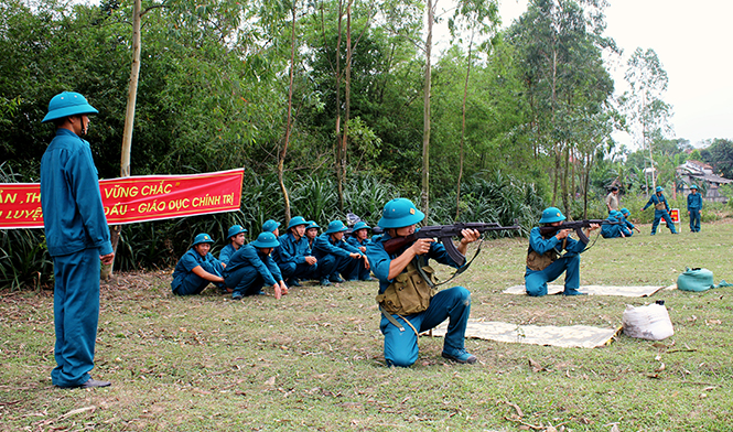 Lực lượng dân quân tự vệ huyện Quảng Ninh thực hành huấn luyện.