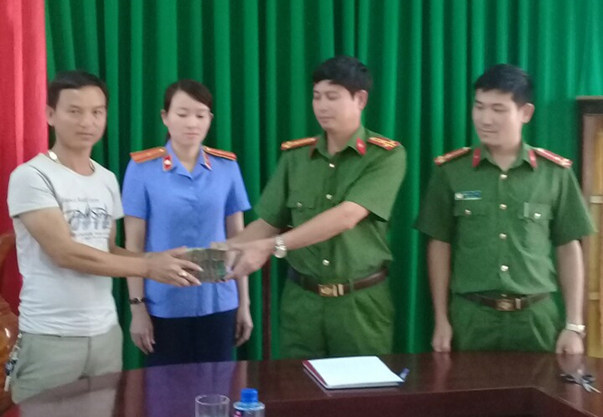 Công an huyện Minh Hóa trao trả số tiền cho người bị hại.