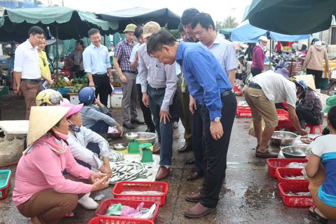 Đồng chí Nguyễn Hữu Hoài, Phó Bí thư Tỉnh uỷ, Chủ tịch UBND tỉnh kiểm tra tình hình kinh doanh tại chợ Đồng Hới.