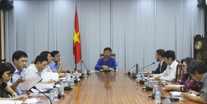 Đồng chí Nguyễn Hữu Hoài, Phó Bí thư Tỉnh ủy, Chủ tịch UBND tỉnh chủ trì buổi làm việc.