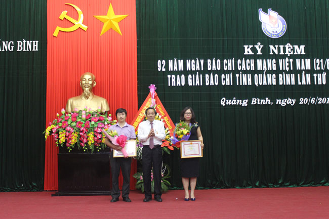 Đồng chí Hoàng Đăng Quang, Uỷ viên Trung ương Đảng, Bí thư Tỉnh ủy, Chủ tịch HĐND tỉnh trao giải cho các tác giả đạt giải A. 