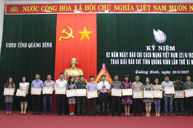 Đồng chí Nguyễn Hữu Hoài, Phó Bí thư Tỉnh ủy, Chủ tịch UBND tỉnh trao giải B cho các tác giả, nhóm tác giả.
