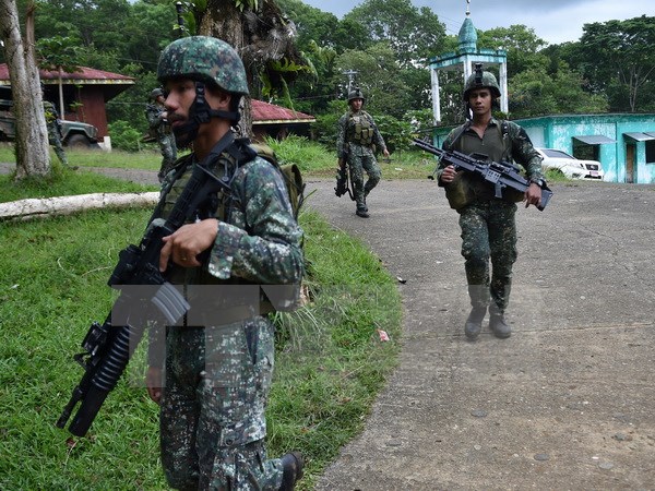 Binh sỹ Philippines tuần tra tại Marawi, Mindanao trong chiến dịch chống phiến quân Hồi giáo ngày 18-6 vừa qua. (Ảnh: AFP/TTXVN)