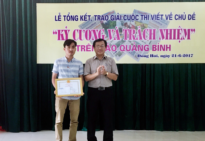Đồng chí Hoàng Hữu Thái, Tổng Biên tập Báo Quảng Bình trao giải cho tác giả đoạt giải nhất.