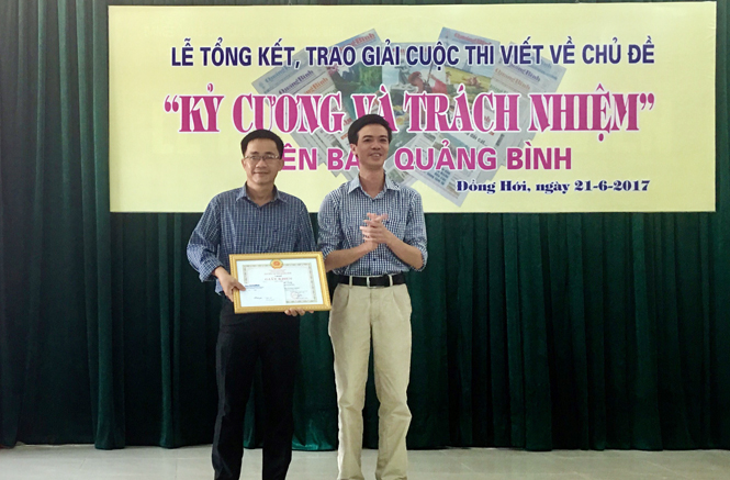 Đồng chí Cao Trường Sơn, Phó Tổng biên tập Báo Quảng Bình trao giải cho tác giả đoạt giải nhì.
