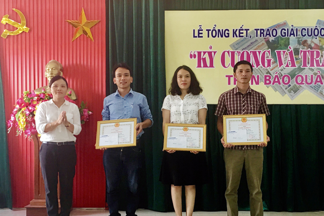 Đồng chí Trần Thị Hồng Hiếu, Phó Tổng biên tập trao giải cho tác giả đoạt giải ba.