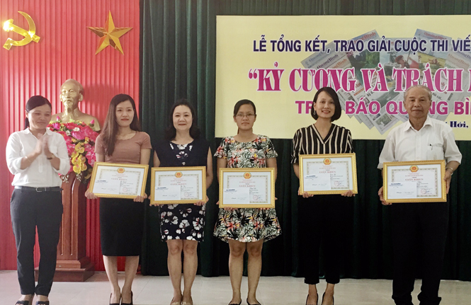 Đồng chí Trần Thị Hồng Hiếu trao giải cho tác giả đoạt giải khuyến khích.
