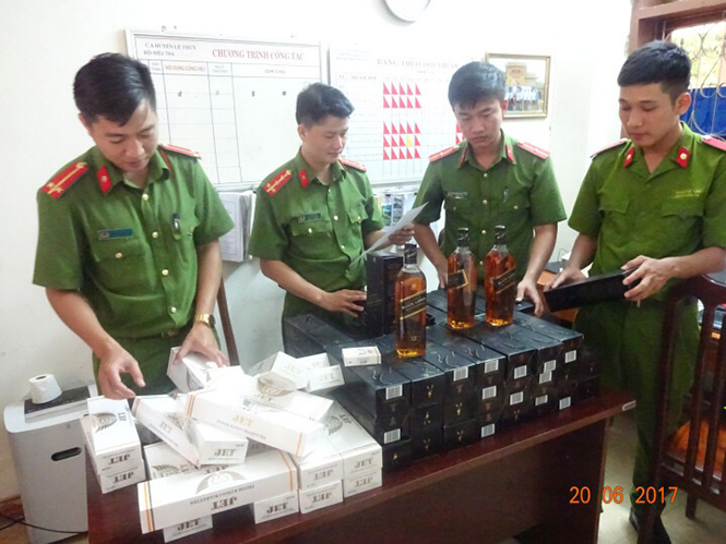  Số hàng hóa không có giấy tờ nguồn gốc hợp pháp bị lực lượng CSGT bắt giữ và bàn giao cho Công an huyện Lệ Thủy xử lý.