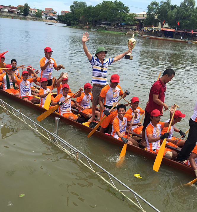 Đội đò bơi của xã Mỹ Thủy tham gia lễ hội đua thuyền truyền thống trên sông Kiến Giang.