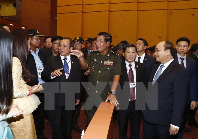 Thủ tướng Nguyễn Xuân Phúc và Thủ tướng Campuchia Hun Sen dự gặp mặt cán bộ, sinh viên, cựu chiến binh Việt Nam tham gia công tác, chiến đấu tại Campuchia. (Ảnh: Thống Nhất/TTXVN)