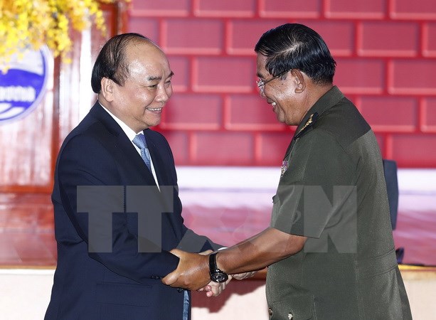 Thủ tướng hai nước tại buổi gặp mặt cán bộ, sinh viên, cựu chiến binh Việt Nam tham gia công tác, chiến đấu tại Campuchia. (Ảnh: Thống Nhất/TTXVN)