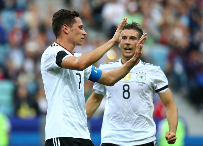 Sau trận ra quân ấn tượng trước Úc, dàn sao trẻ của Đức sẽ phải đối mặt với một thách thức lớn hơn khi chạm trán Chile trong lượt đấu thứ 2 bảng B Confederations Cup 2017 diễn ra lúc 1h ngày 23-6 (giờ VN).  Draxler (trái) và Goretzka đang mang đến lối chơi đầy hứng khởi cho tuyển Đức. Ảnh: REUTERS