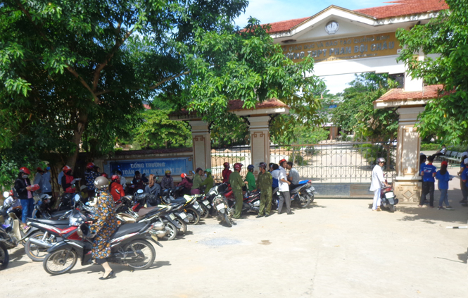  Lực lượng Công an huyện Tuyên Hoá giữ gìn an ninh trật tự tại điểm thi Trường THPT Phan Bội Châu.
