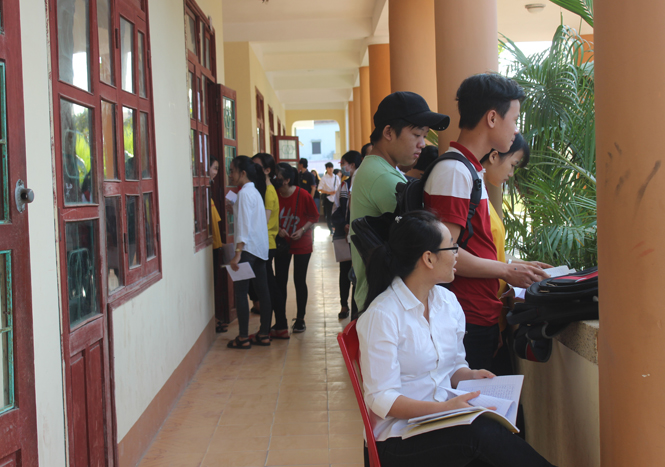 Các thí sinh chuẩn bị bước vào môn thi đầu tiên tại điểm thi Trường THPT Lương Thế Vinh, thị xã Ba Đồn.