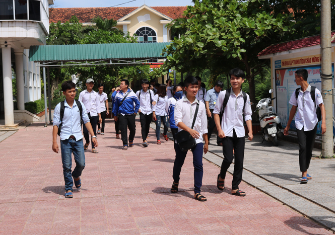 Các thí sinh dự thi môn Ngữ Văn tại Trường THPT Quang Trung sáng 22 - 6