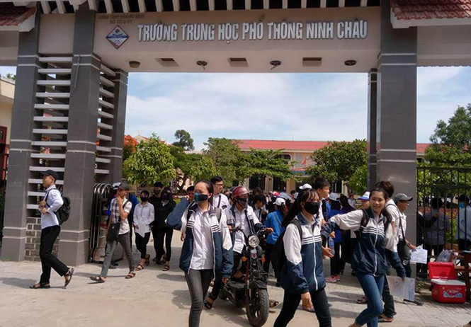 Các thí sinh dự thi tại điểm Trường THPT Ninh Châu sau môn thi đầu tiên của kỳ thi.