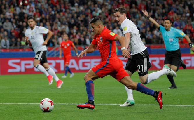  Sanchez (trái) ghi bàn mở tỷ số cho Chile. Ảnh: REUTERS
