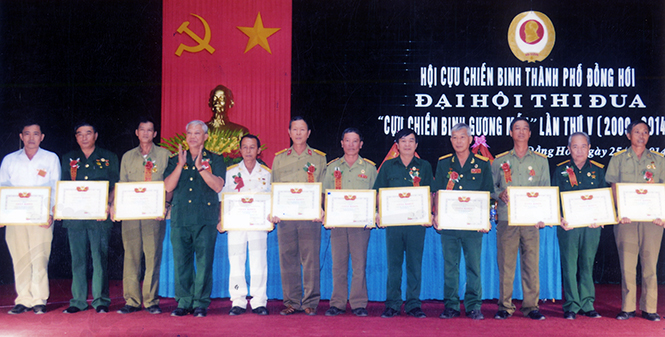 Hội CCB TP. Đồng Hới trao thưởng cho các tập thể và cá nhân đạt thành tích trong phong trào thi đua “Cựu chiến binh gương mẫu”.