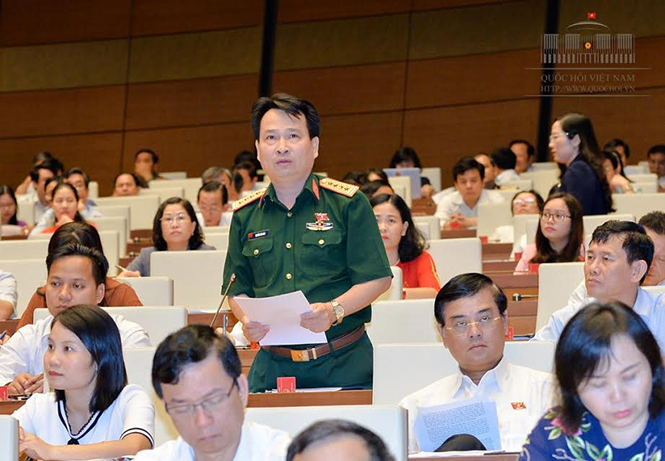 Đại biểu Nguyễn Văn Man phát biểu trong phiên thảo luận tại Hội trường về dự án Luật Bảo vệ và phát triển rừng (sửa đổi).