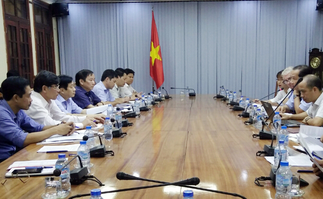 Đồng chí Nguyễn Xuân Quang, Ủy viên Ban Thường vụ Tỉnh ủy, Phó Chủ tịch Thường trực UBND tỉnh làm việc với Đoàn công tác kỹ thuật của Ngân hàng Thế giới.