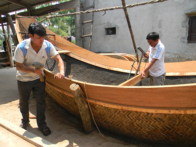 Người dân các xã bãi ngang huyện Lệ Thủy chủ động đóng mới tàu thuyền phục vụ đánh bắt thủy sản.