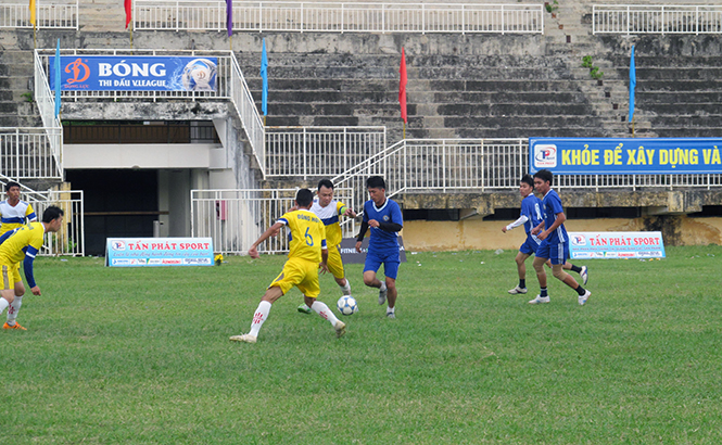 Các cầu thủ tranh tài tại giải Bóng đá Đại hội TDTT tỉnh lần thứ VIII năm 2017.