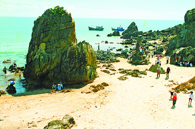 Biển Đá Nhảy (huyện Bố Trạch), một trong những cảnh quay sẽ xuất hiện trong phim “Người bất tử”.