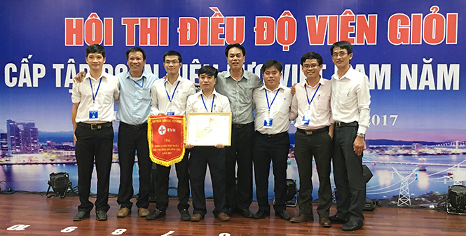 Vũ Hoài Nam (ngoài cùng, bên trái) đạt giải khuyến khích cuộc thi Điều độ viên giỏi của Tập đoàn Điện lực Việt Nam 2017.