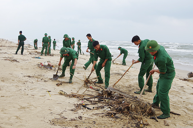  Đoàn viên thanh niên LLVT tỉnh thu dọn rác thải dọc bờ biển Nhật Lệ.